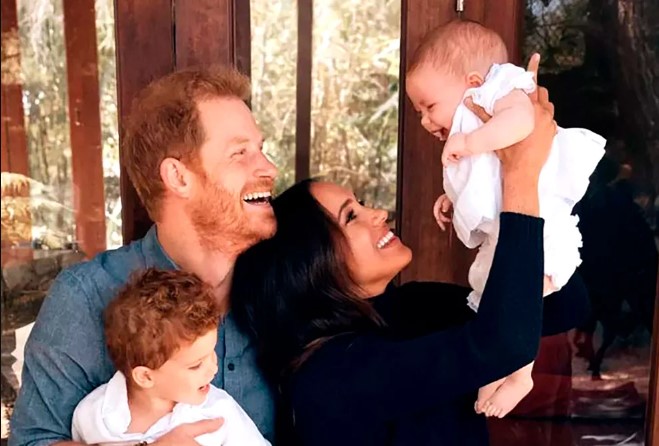 Él es el rico y famoso padrino de la hija del príncipe Harry y Meghan Markle